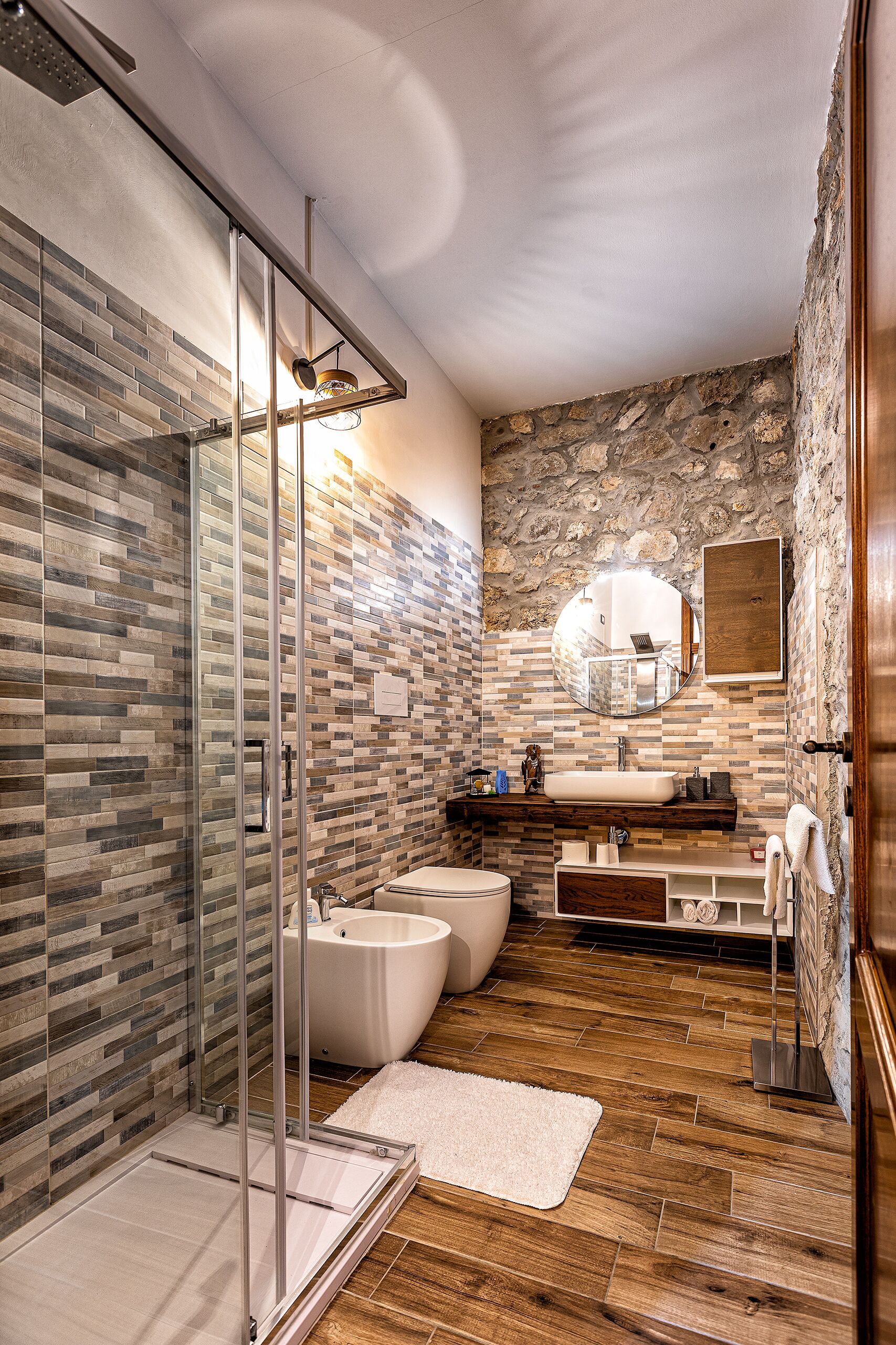 Dutxa, assecador de cabells, bidet i tovalloles 
