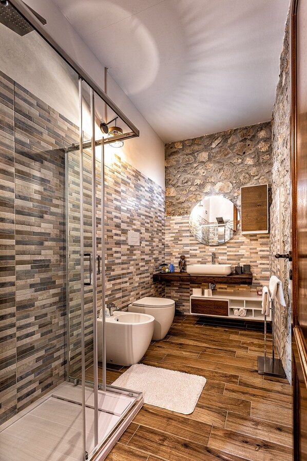 Douche, sèche-cheveux, bidet, serviettes fournies