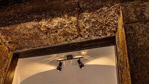 Un interior moderno con cocina, comedor y sala de estar.