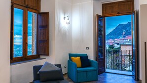 Una habitación con vistas a una montaña y un balcón.