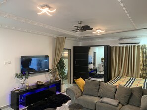 1 habitación, escritorio, wifi gratis y ropa de cama 