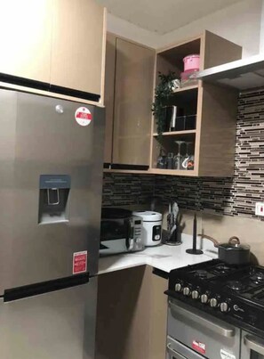 Kühlschrank, Mikrowelle, Ofen, Wasserkocher