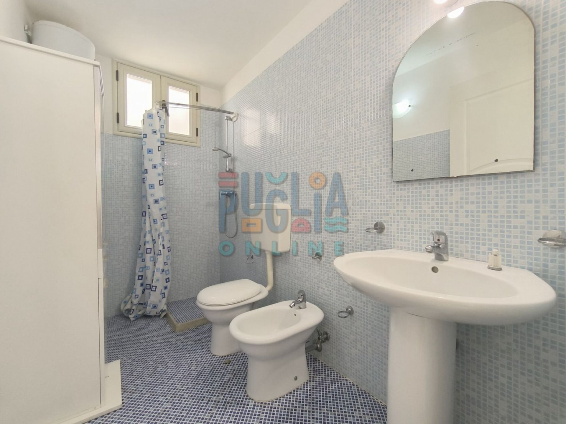 Ein Badezimmer mit Toilette, Bidet und Waschbecken.