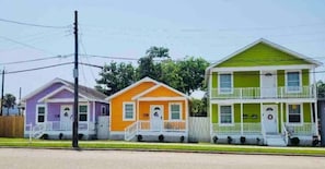 Exterior - Makin’ Waves Cottage- 4 min. to Cruise Ports and half mile from beach (Galveston)
