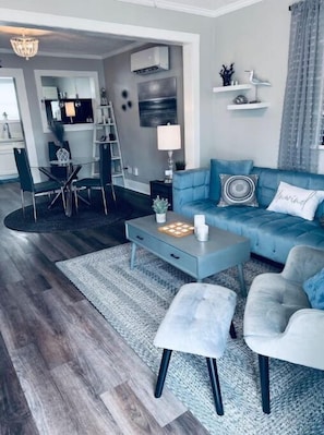 Smart TV - Makin’ Waves Cottage- 4 min. to Cruise Ports and half mile from beach (Galveston)