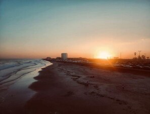 Ligstoelen aan het strand