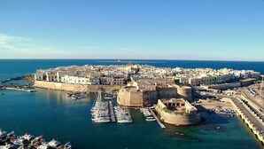 A coastal town with a fortified castle, a marina with boats, and a clear view of the sea. - Villa Lungomare Galilei on the waterfront in Gallipoli (Gallipoli)