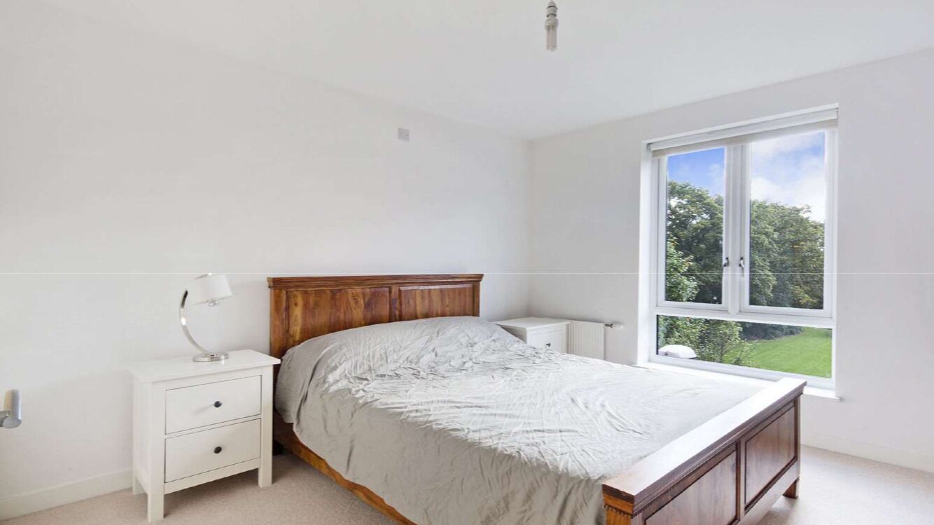 Spacious, Modern Close to Transport Links