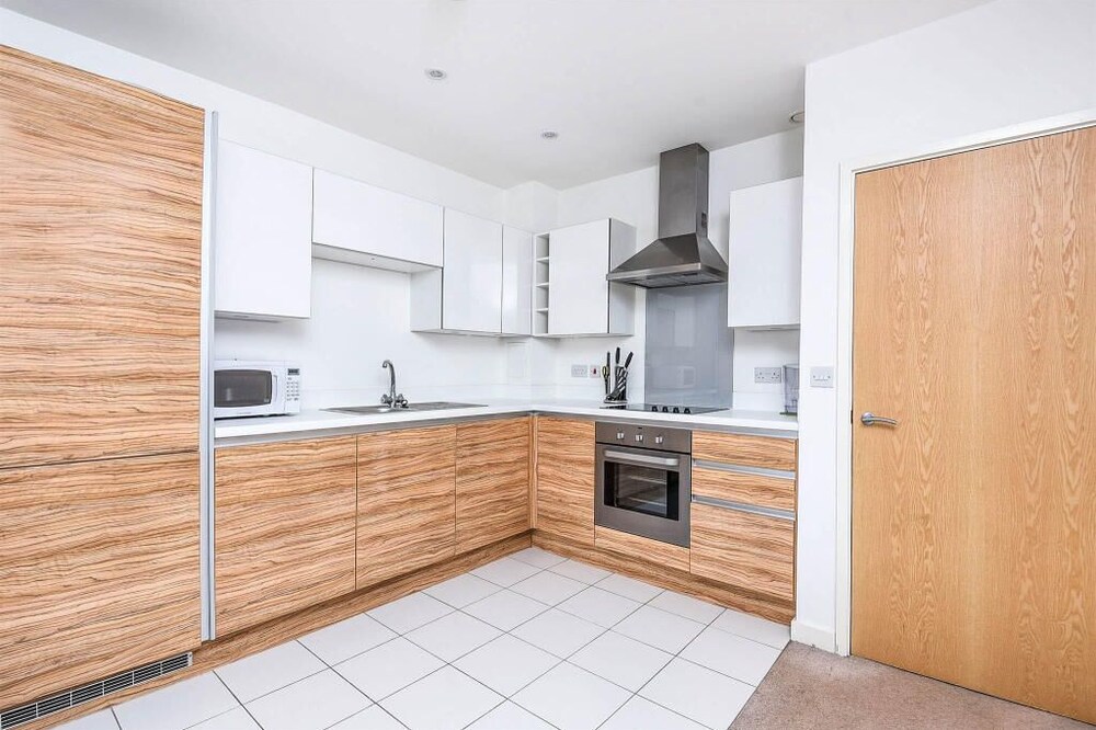 Spacious, Modern Close to Transport Links