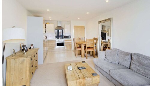 Spacious, Modern Close to Transport Links