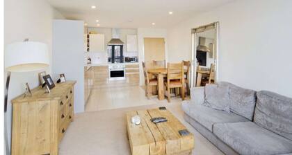 Spacious, Modern Close to Transport Links