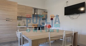 Frigorifero, forno, piano cottura, pentole/stoviglie/utensili
