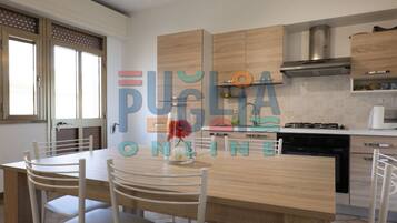 Frigorifero, forno, piano cottura, pentole/stoviglie/utensili