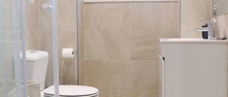 シャワー、ヘアドライヤー、タオル、石鹸