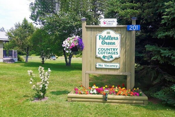 Property grounds - Relax in 2Bedroom Cottage (Brackley Beach)