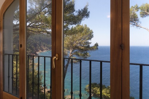 Chalet con Vistas Panorámicas en Primera Línea de mar