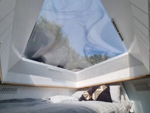 1 bedroom, bed sheets - Big Blue, Horse Lorry Conversion Private hot tub (Bodmin)