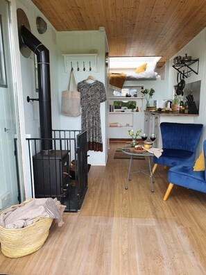 Interior - Big Blue, Horse Lorry Conversion Private hot tub (Bodmin)