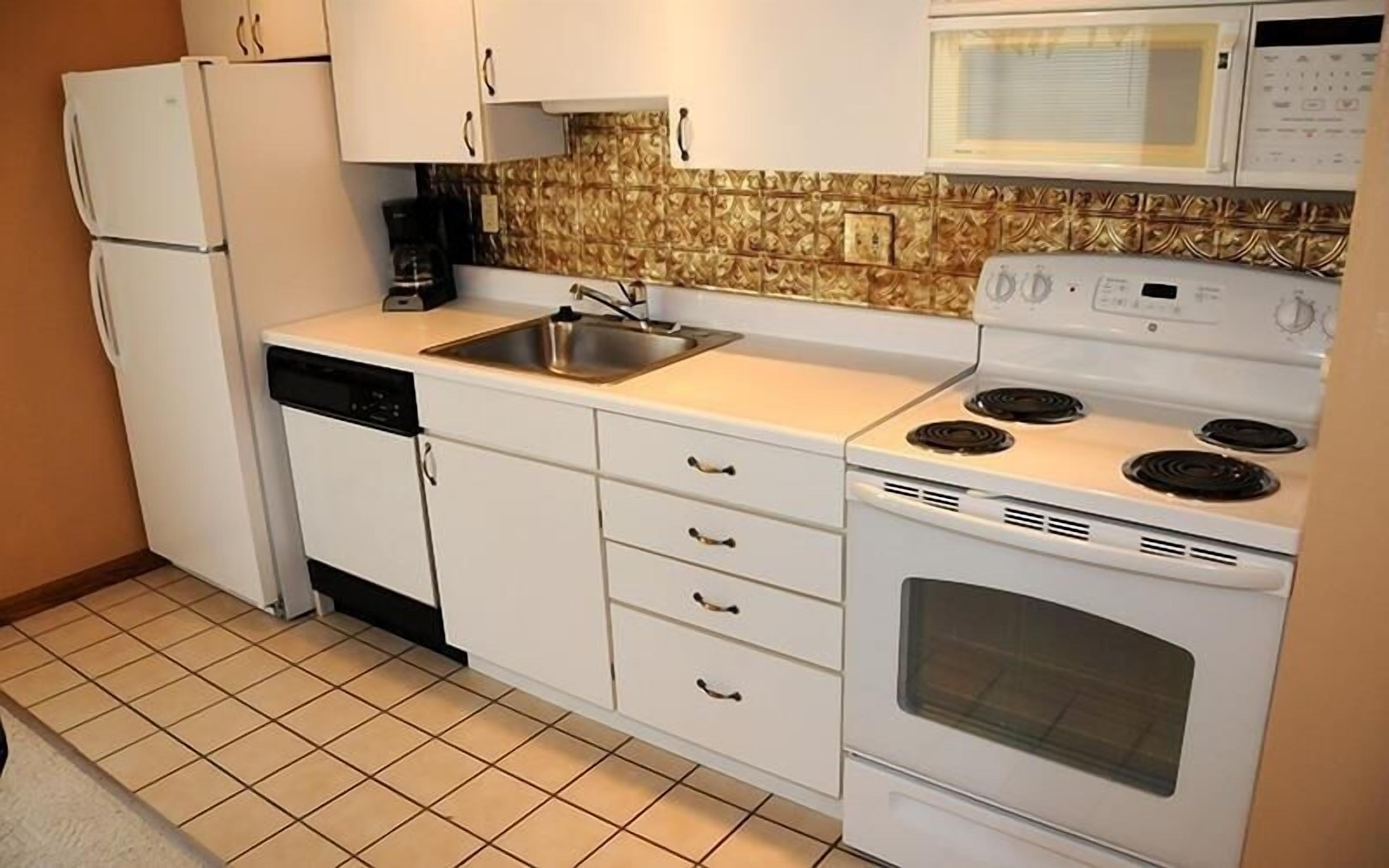 Seven Springs 3 Bedroom Standard Condo, Private Deck with Mountain Views by RedAwning