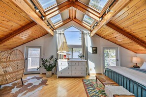 4 bedrooms - Lakefront  Home with Hot Tub, Dock, & Sauna (Newman Lake)