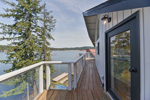Lakefront  Home with Hot Tub, Dock, & Sauna