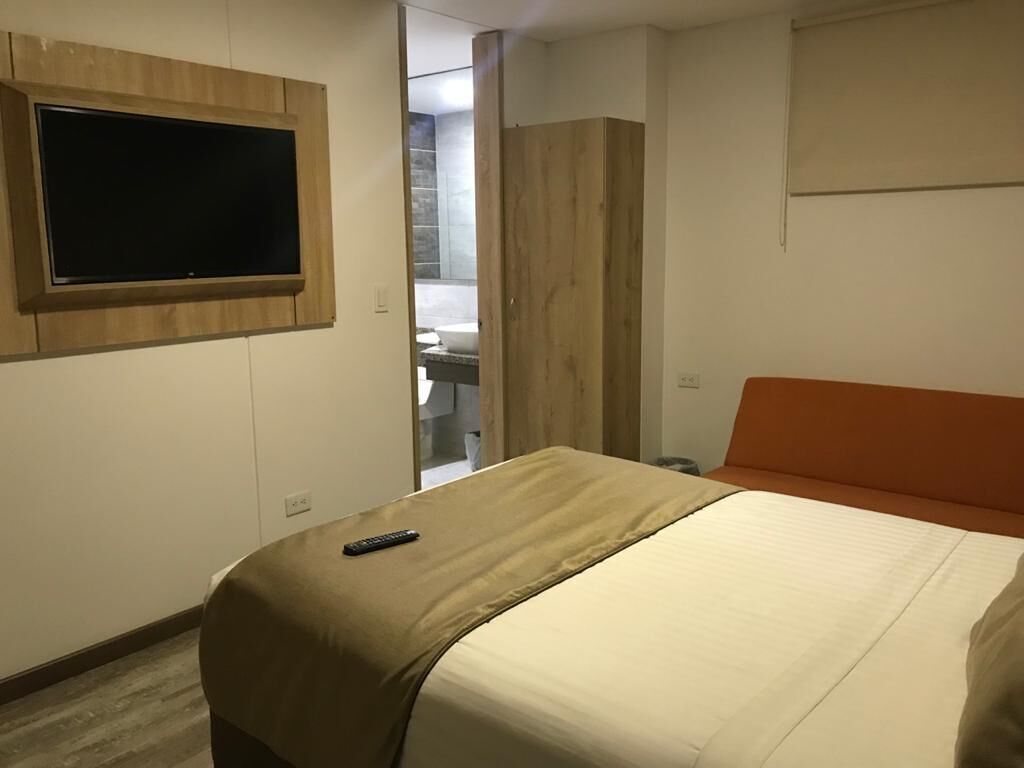 Een bureau, gratis wifi, beddengoed