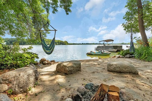Cozy Lakeside Cabin w/ Fireplace & Great Views