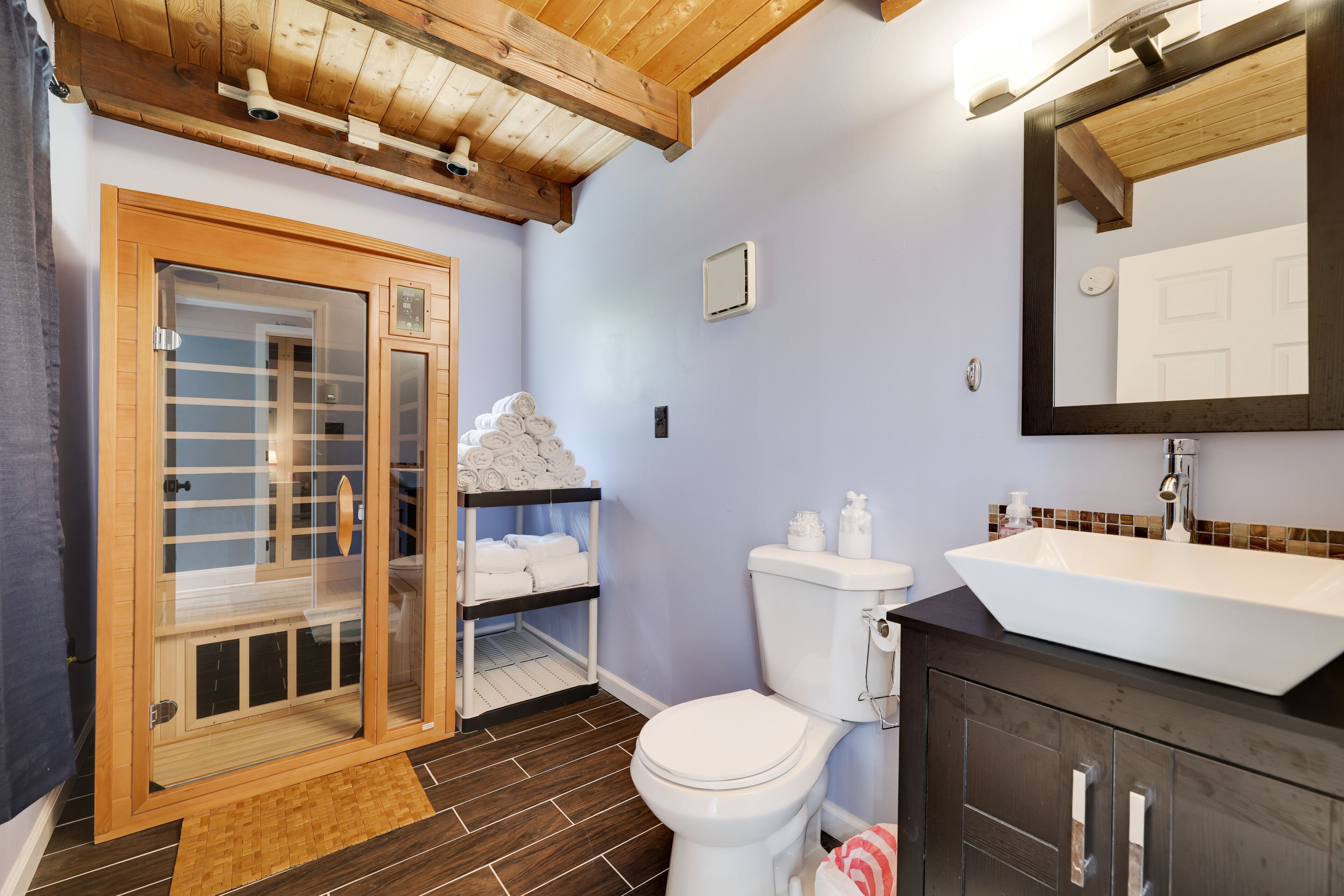 Tastefully Redone 5 Bedroom with Hot tub and Sauna