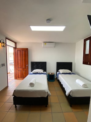 Down duvets, in-room safe, desk, laptop workspace - Hotel Restaurante Casa Bethel  (Santa Marta)