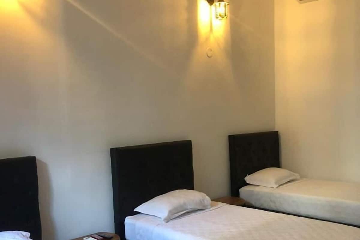 Comfort-Dreibettzimmer, 3 Einzelbetten | Daunenbettdecken, Zimmersafe, Schreibtisch