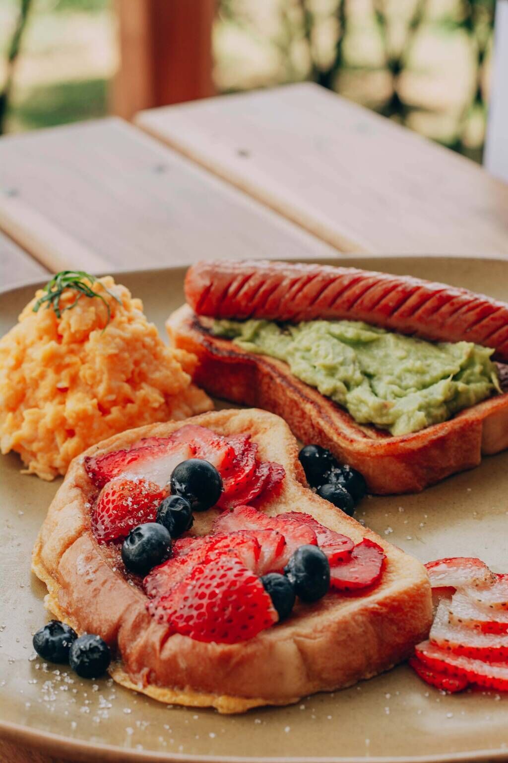 free daily cooked-to-order breakfast