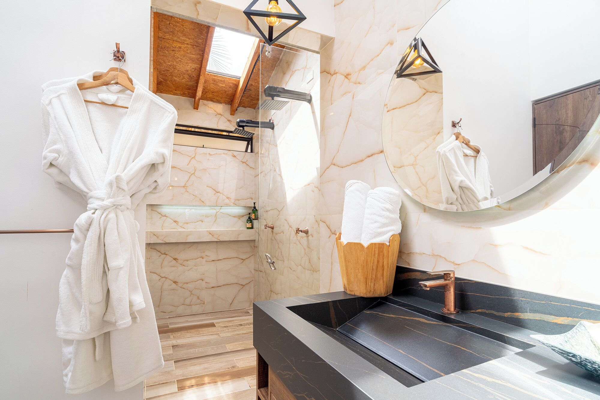 Elite tweepersoonskamer | Badkamer | Een douche, een regendouche, gratis toiletartikelen, een haardroger
