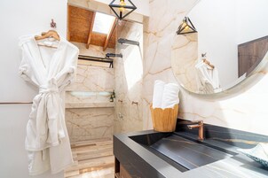 Habitación Elite doble | Baño | Ducha y cabezal de ducha tipo lluvia