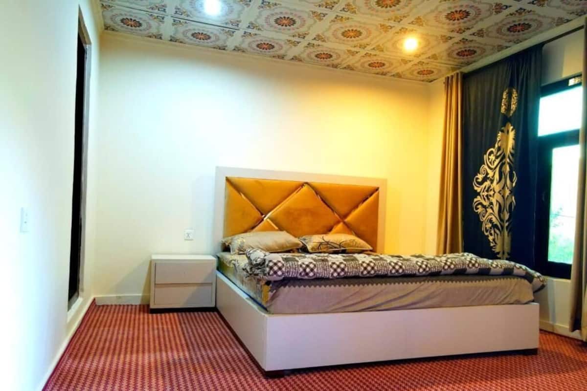 Deluxe Double Room | Iron/ironing board, free WiFi, bed sheets