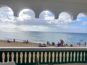 På stranden