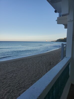 På stranden