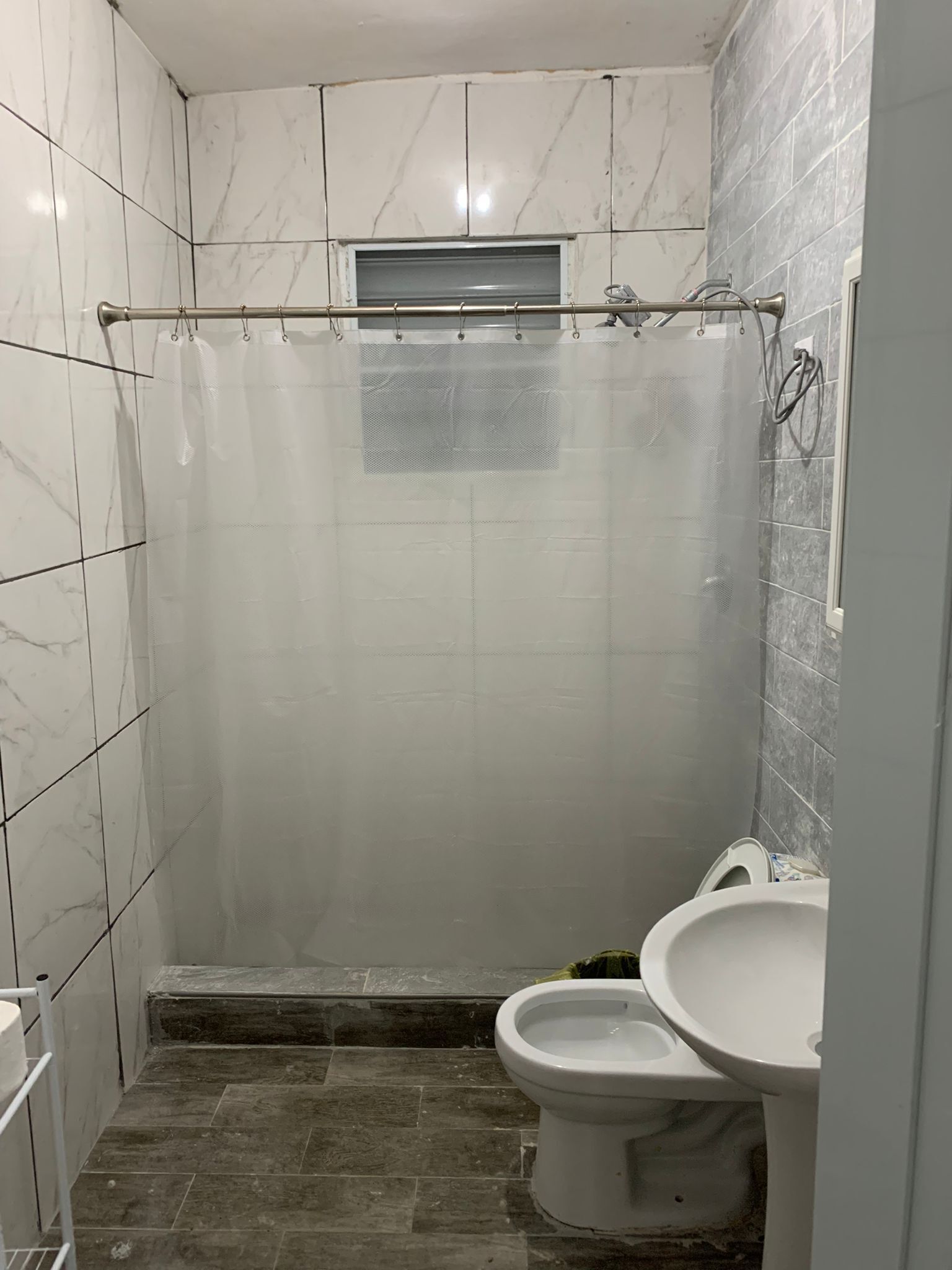 Regadera, toallas, jabón, shampoo 