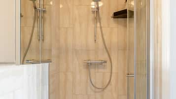 Habitación Deluxe doble, 1 cama doble, baño privado | Baño | Secador de pelo, toallas, jabón y champú