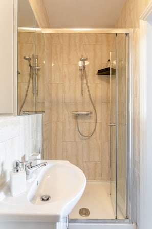 Deluxe Double Room, 1 Double Bed, Ensuite | Bathroom | Hair dryer, towels, soap, shampoo
