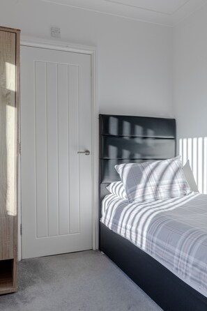 Comfort-Dreibettzimmer, 1 Schlafzimmer, Gartenblick | Badezimmer | Kostenlose Toilettenartikel, Haartrockner, Handtücher, Seife