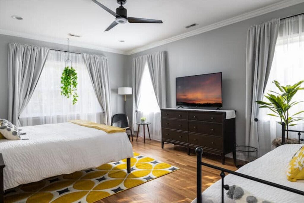 Greensboro's Gem! Group Friendly + Central Location