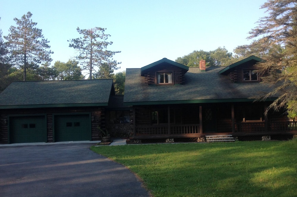 Adirondack 4 bedroom Spacious Cabin, beautiful stone fireplace