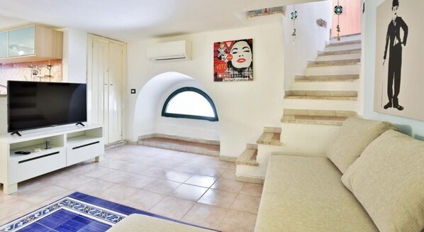 TV - Cozy apartment in the heart of Salerno! 5 min from the sea (Salerno)