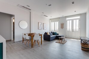 Apartament Deluxe | Sala d'estar | Televisor intel·ligent de 55 polzades amb canals digitals i televisor 