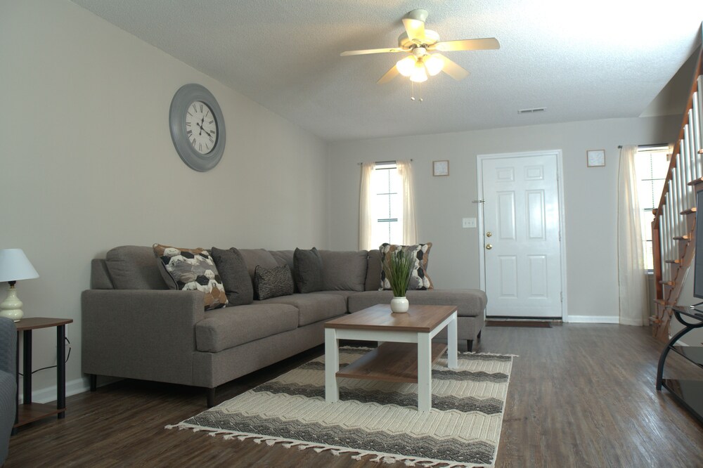 Spacious Home🏡55’Tv📺BuisnessProfessionalsWelcome🧑🏽⚕️