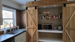Fridge, microwave, oven, stovetop - Spacious 1-Bedroom Apartment In Pittsburgh (B1) (Pittsburgh)