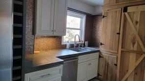 Fridge, microwave, oven, stovetop - Spacious 1-Bedroom Apartment In Pittsburgh (B1) (Pittsburgh)