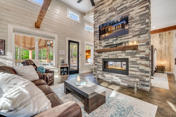 Smart TV, fireplace, stereo - Breakfast at Tiffanys Cabin- Hot Tub/ Swing Bed/ Firepit/ 2-Person Soaker Tub (Broken Bow)