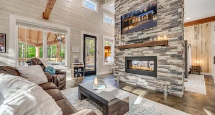 Breakfast at Tiffanys Cabin- Hot Tub/ Swing Bed/ Firepit/ 2-Person Soaker Tub