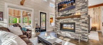 Breakfast at Tiffanys Cabin- Hot Tub/ Swing Bed/ Firepit/ 2-Person Soaker Tub